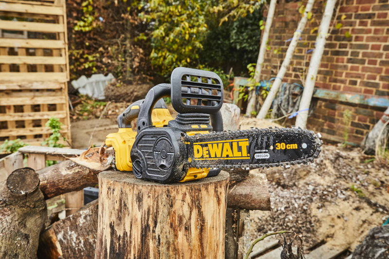 Акумулаторна резачка за дърва Dewalt DCM565P1